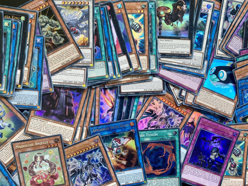 pile of yugioh cards 4000+ MIXED BULK CARD LOT FROM HUGE COLLECTION COMMONS RARES & 100 HOLOS : Toys & Games Armed Dragon Deck Parts Pile